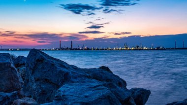 Gün batımında petrol rafinerisi