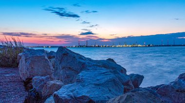 Denizin üzerinde gün batımı