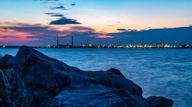 Denizde güzel bir gün batımı