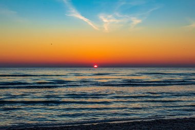 Sahilde güzel bir gün batımı