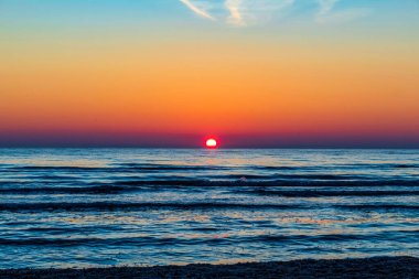 Baltık deniz kıyısında güzel bir gün batımı