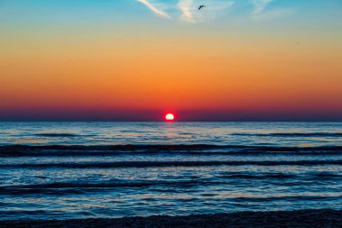 Denizin üzerinde gün batımı