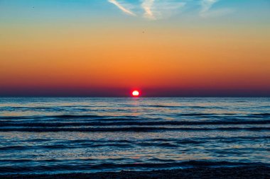 Denizin üzerinde renkli bir gün batımı. yaz zamanı