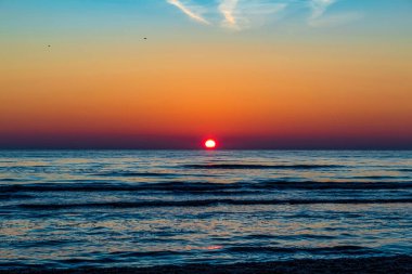 Denizde güzel bir gün batımı