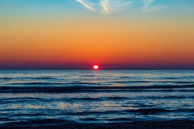 Deniz kıyısında güzel bir gün batımı