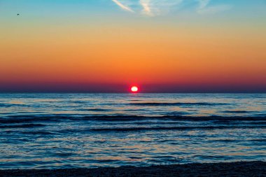 Sahilde güzel bir gün batımı