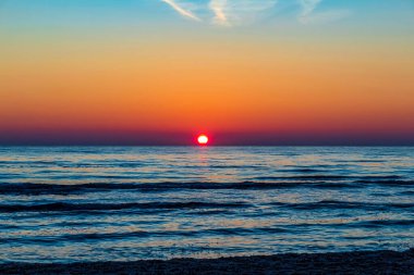 Sahilde gün doğumu