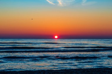 Denizde gün doğumu