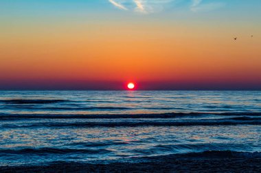 Sahilde gün batımı.