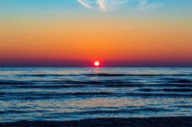 Denizde gün doğumu