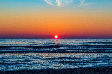 Sahilde gün batımı