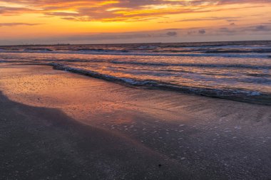 Denizin üzerinde güzel bir gün batımı