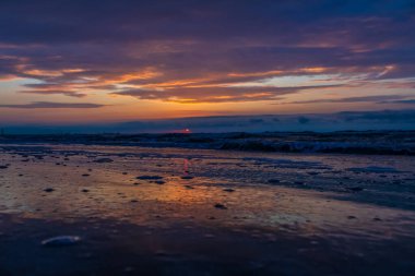 Denizin üzerinde güzel bir gün batımı