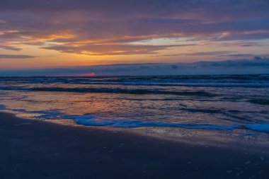 Denizin üzerinde gün batımı