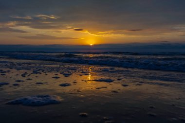 Sahilde gün batımı