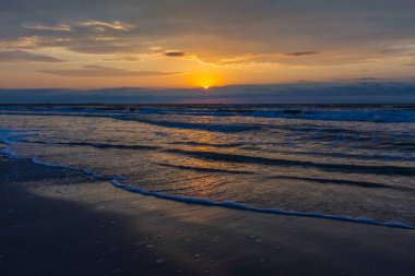 Baltık Denizi ve Polonya sahillerinde gün doğumu