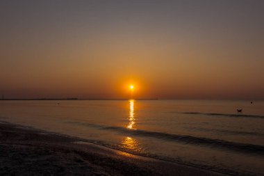 Deniz güneş doğarken