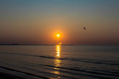 Denizde gün batımı. Denizde güzel bir gün batımı.