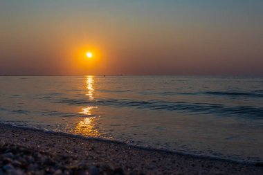 Sahilde gün batımı güneşli