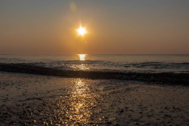 Güneşli denizde gün doğumu