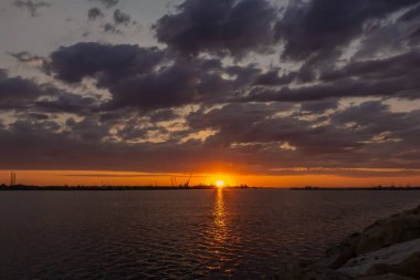 Gün batımında çok sayıda gemiyle birlikte denizde.