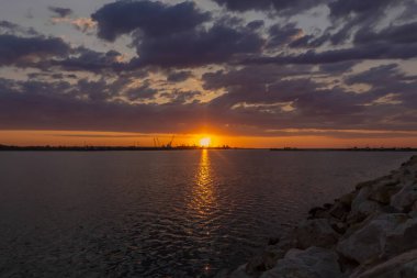 Denizin üzerinde güzel bir gün batımı