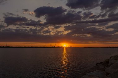 Denizin üzerinde güzel bir gün batımı
