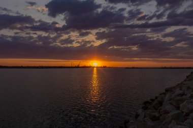 Gölün üzerinde güzel bir gün batımı
