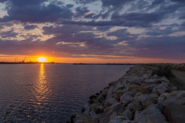 Akdeniz limanında gün batımı.