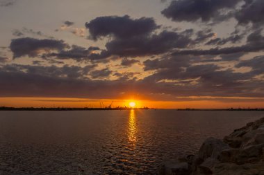Yazın gün doğumunda gölde