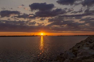 Denizin üzerinde gün batımı