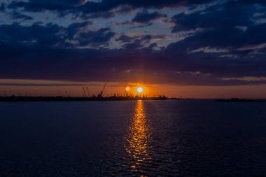 Denizin üzerinde gün batımı.