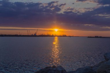 Gölün üzerinde güzel bir gün batımı