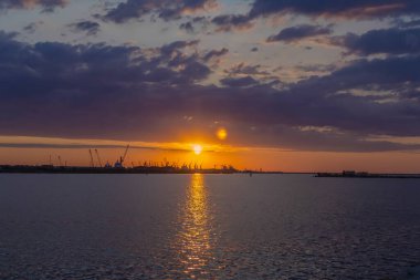 Denizin üzerinde güzel bir gün batımı