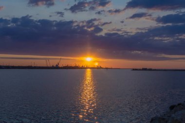 Denizin üzerinde güzel bir gün batımı