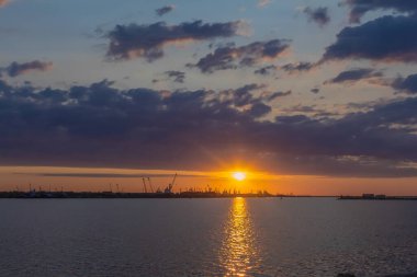 Denizin üzerinde gün batımı