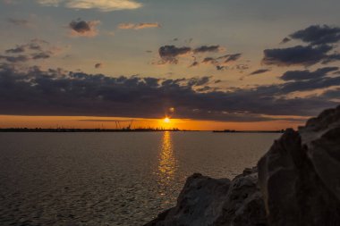 Denizin üzerinde güzel bir gün batımı