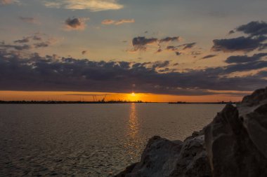 Denizin üzerinde gün batımı