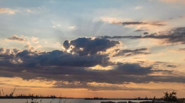 Denizin üzerinde gün batımı