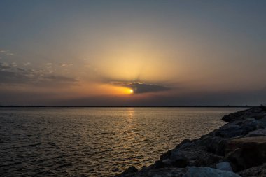 Gölün üzerinde güzel bir gün batımı