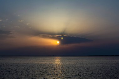 Denizin üzerinde güzel bir gün batımı