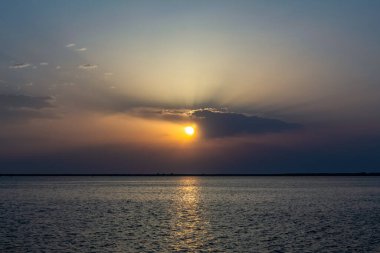 Nehirde gün batımı.