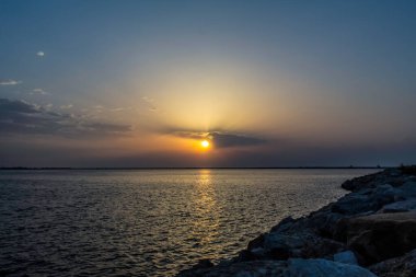 Denizde gün doğumu