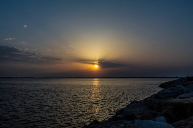Denizin üzerinde güzel bir gün batımı