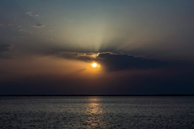 Denizin üzerinde güzel bir gün batımı