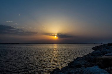 Denizin üzerinde güzel bir gün batımı