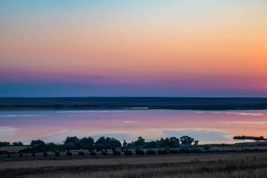 Gölün üzerinde güzel bir gün batımı