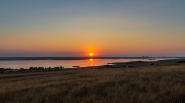 Denizin üzerinde güzel bir gün batımı