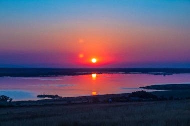 Gölün üzerinde güzel bir gün batımı