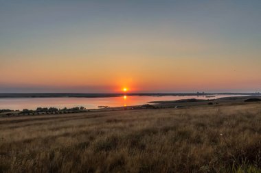 Küçük bir gölde gün batımı